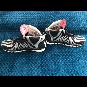 Men’s Adidas basketball (Derrick Rose) shoes